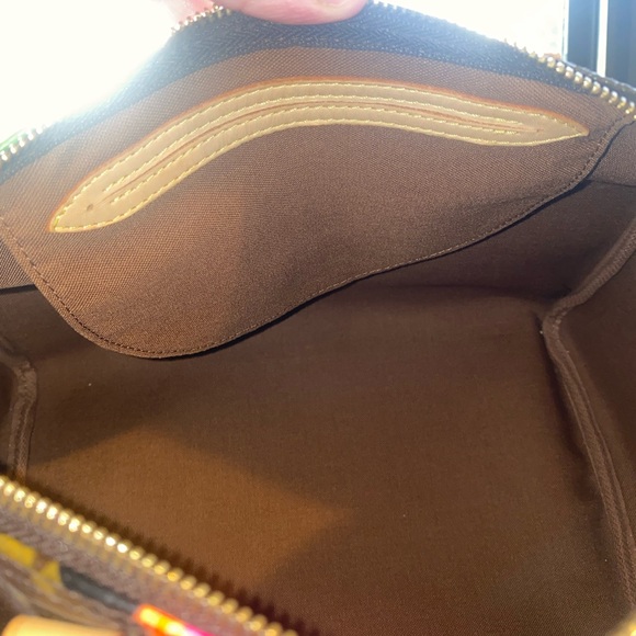 LOUIS VUITTON
Limited Edition Monogram Canvas Roses Speedy 30 Bag - Picture 3 of 8